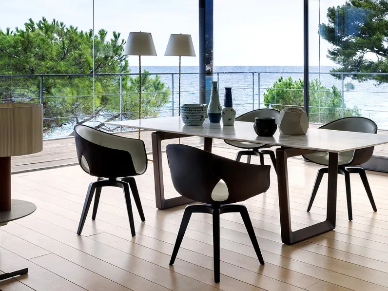 Tavolo rettangolare Bolero con top in marmo e base in legno di Poltrona Frau