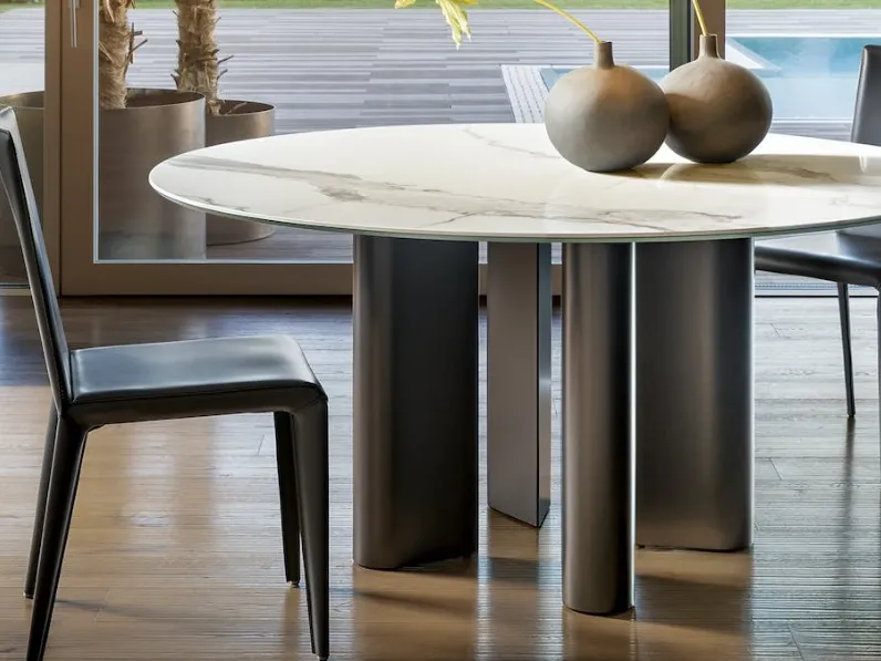 Tavolo rotondo Geometric Table con piano in ceramica e base in metallo di Bonaldo