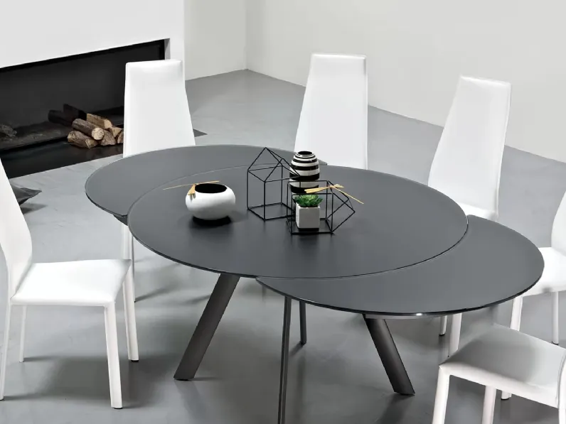 Tavolo allungabile Giro con top in cristallo antigraffio opaco e base in acciaio inox di Bontempi