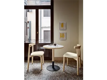 Il tavolino tondo Briscola di Miniforms è un pezzo di design contemporaneo dal fascino essenziale.
