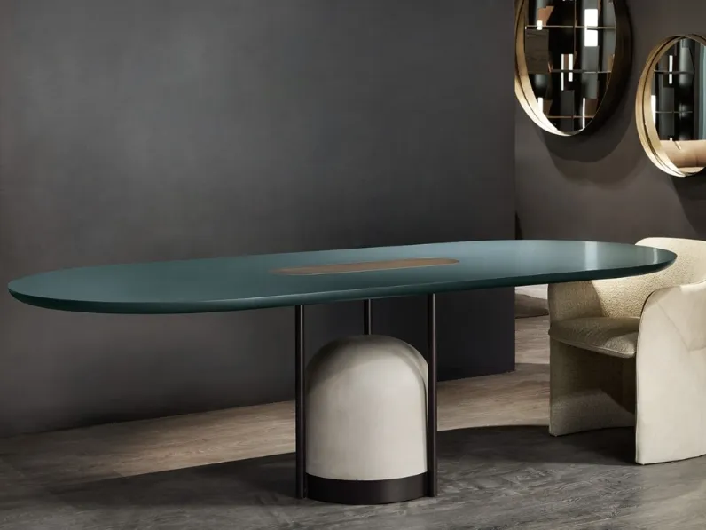 Tavolo ovale Arcano in laccato con base in cemento di Cantori