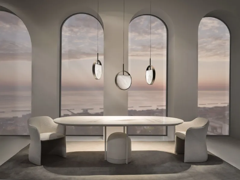 Tavolo ovale Arcano in laccato con base in cemento di Cantori