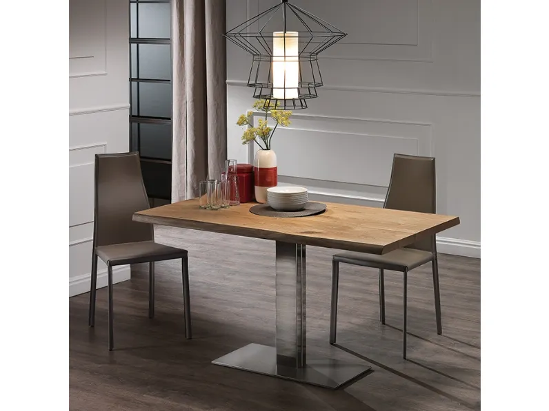 Tavolo con base in acciaio e piano in legno di noce Elvis Wood di Cattelan Italia