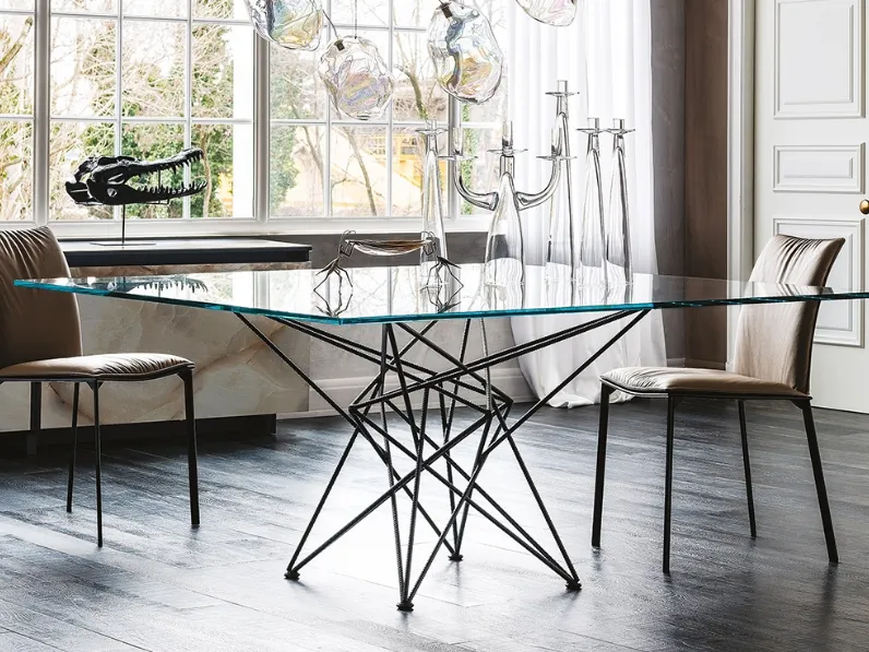Tavolo con base in acciaio e piano in cristallo bisellato Gordon di Cattelan Italia