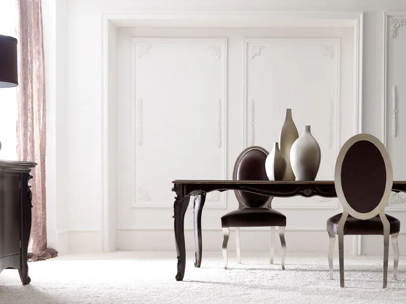 Tavolo allungabile dal gusto classico, in legno con gamba intagliata, top sagomato e grembialina Charlotte di Cortezari