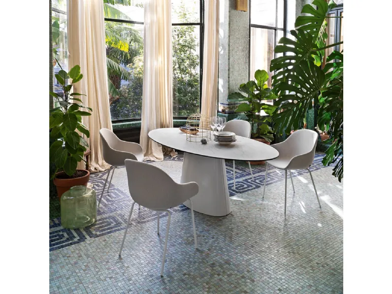Tavolo fisso con piano ovale in ceramica e base monolitica in lamiera curvata Ellisse di Connubia