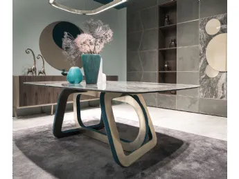 Il tavolo Loop di Cortezari unisce design contemporaneo e funzionalità in un unico mobile essenziale