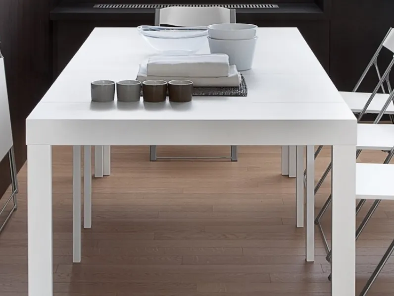 Consolle allungabile aperta con top in melaminico e base in MDF laccato bianco Cosmo di Domitalia