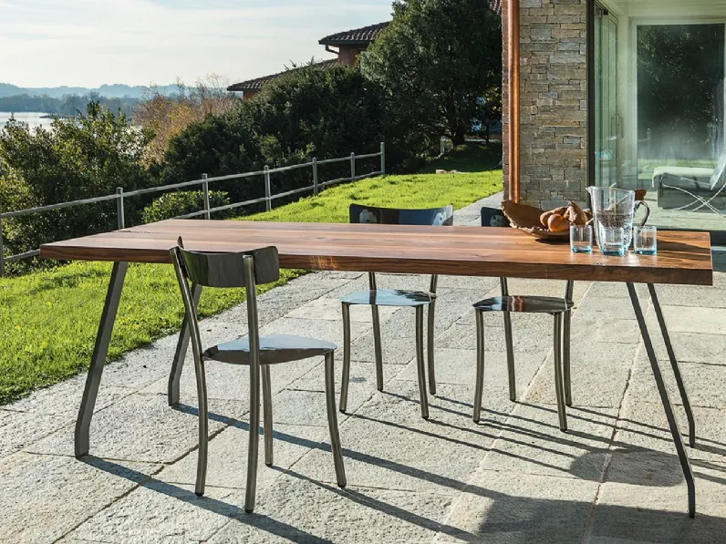 Tavolo con top in legno  e gambe in lamiera Dafne di Be Natural