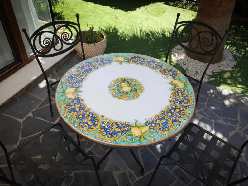 Tavolo con decoro Damasco Seicentesco in ceramica e pietra lavica dell’ Etna di Alemanna