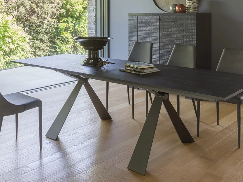 Tavolo allungabile Delta con top in nobilitato Rovere nero e struttura in metallo di Altacom