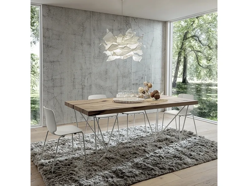 Tavolo con piano in legno e struttura in metallo Denis di La Primavera