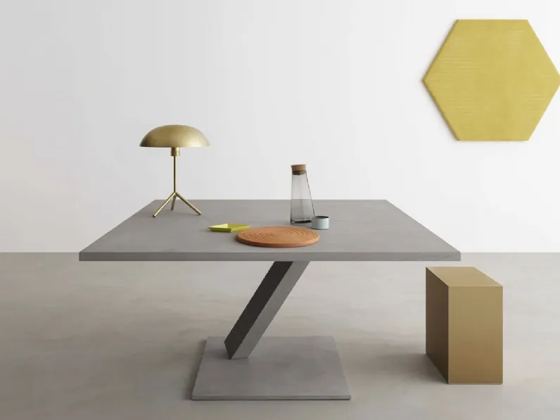 Tavolo quadrato Element in materico cemento di Desalto