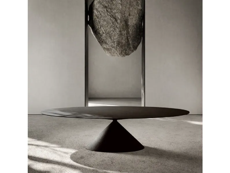 Tavolo Maxy Clay in spatolato materico nero di Desalto