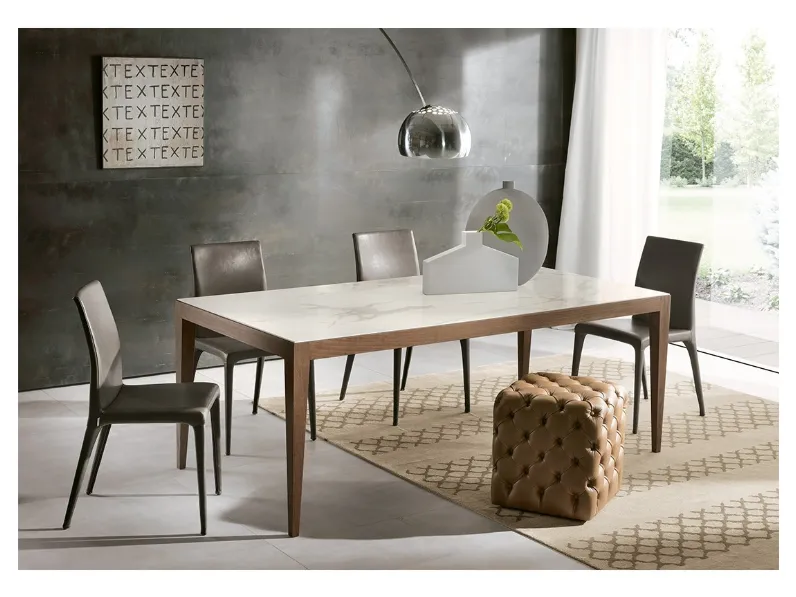 Tavolo rettangolare in ceramica con base in legno massello Dominique di Pacini e Cappellini