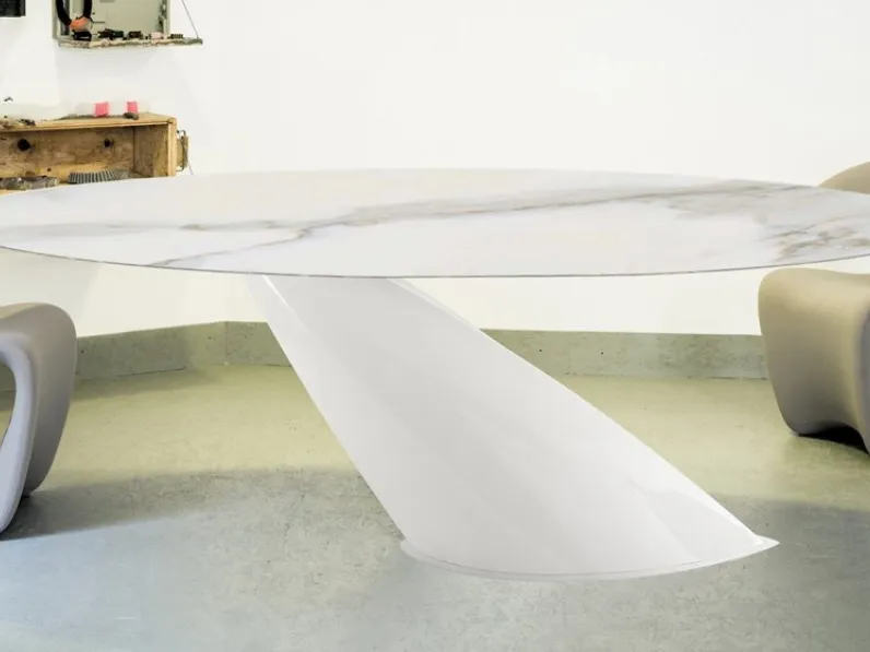 Tavolo di design con top in marmo e base in acciaio verniciato bianco Oslo di Domitalia
