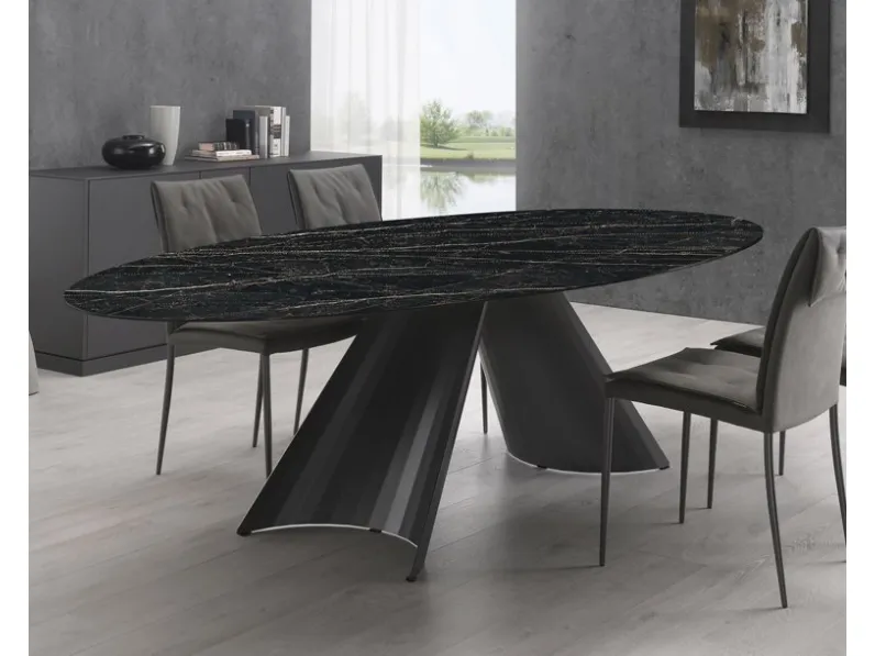Tavolo ovale in ceramica con base in acciaio verniciato Tuile di Domitalia