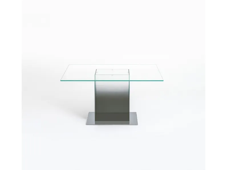 Tavolo quadrato Donald con top in cristallo e base in acciaio sormontata da un volume in cristallo trasparente colorato di Glas Italia