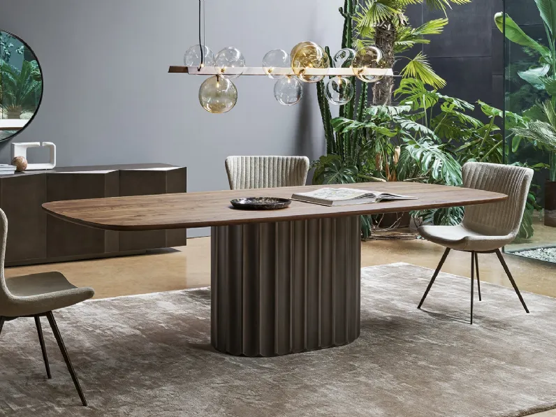 Tavolo Dorian Table con top in legno e base in poliuretano finitura bronzo spazzolato di Bonaldo