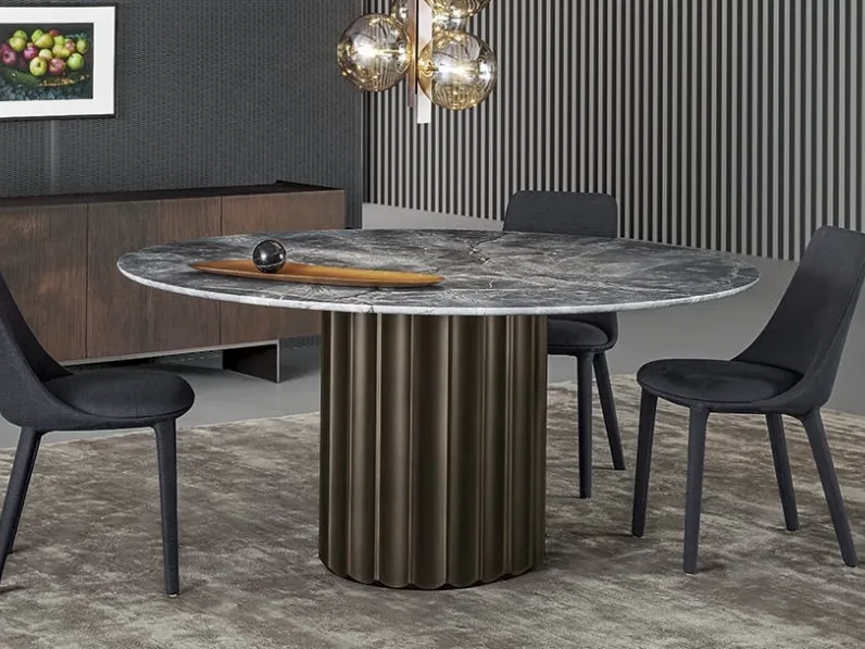 Tavolo Dorian Table con top in marmo e base in poliuretano finitura bronzo spazzolato di Bonaldo