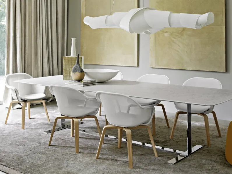 Tavolo Eileen con top in marmo e base in acciaio di B&B Italia