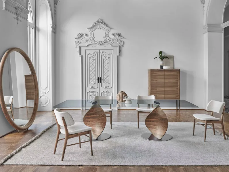 Tavolo in cristallo con base in noce canaletto Elika di Porada