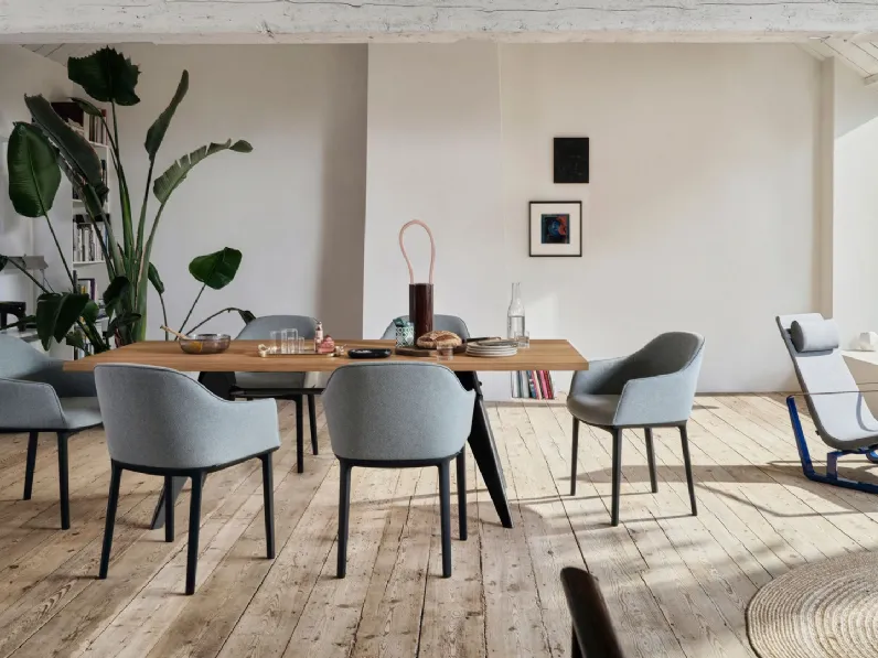 Tavolo EM Table in rovere di Vitra