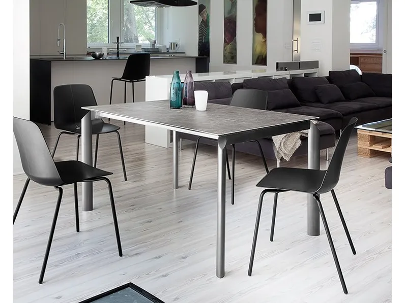 Tavolo rettangolare con piano in laminato e gambe in acciaio verniciato Energy-130 di Domitalia