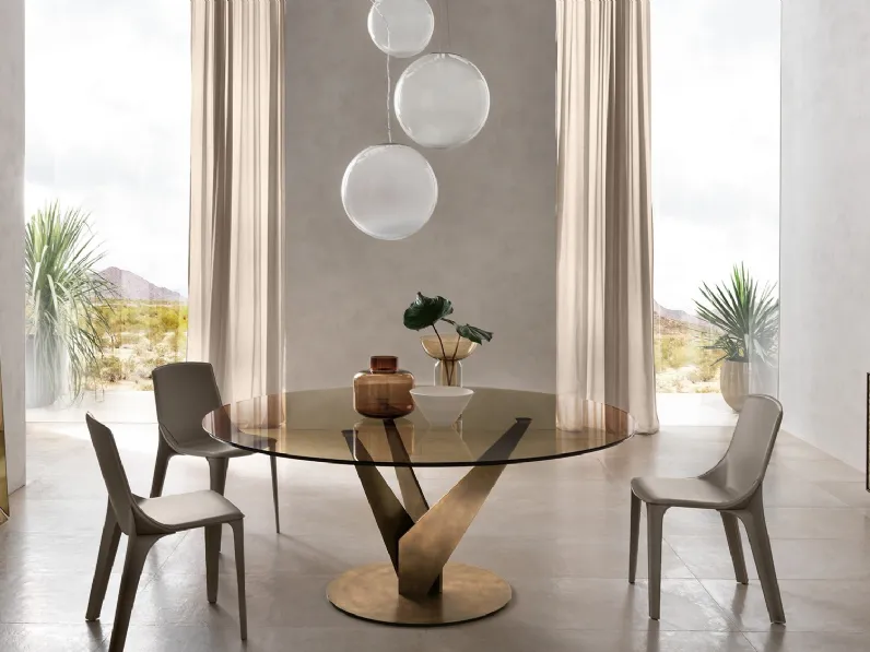 Tavolo rotondo Epsylon con top in vetro bronzo e base in metallo finitura ottone brunito di Fiam