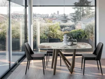 Il tavolo Esse Barrel di Compar Italia unisce design e funzionalità per arredare con stile.