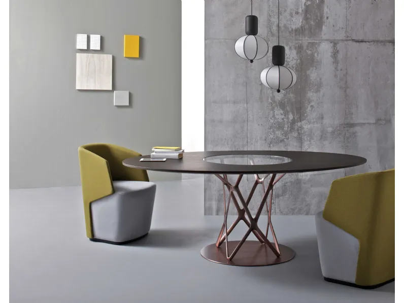 Tavolo rotondo con top in legno e vetro e base in alluminio dal design organico Tori di Estel