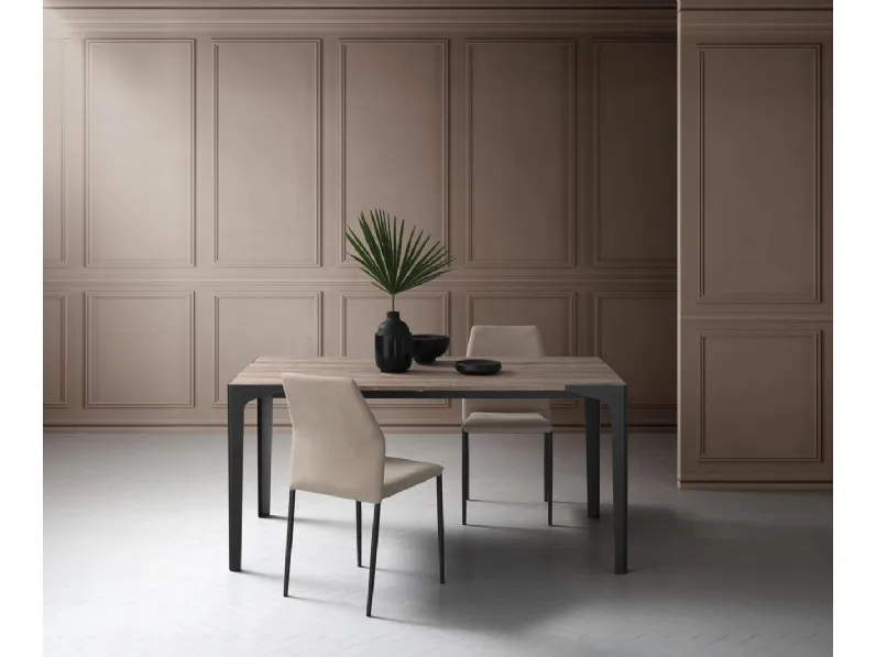 Tavolo allungabile Ettore con top in HPL e gambe in metallo di La Primavera