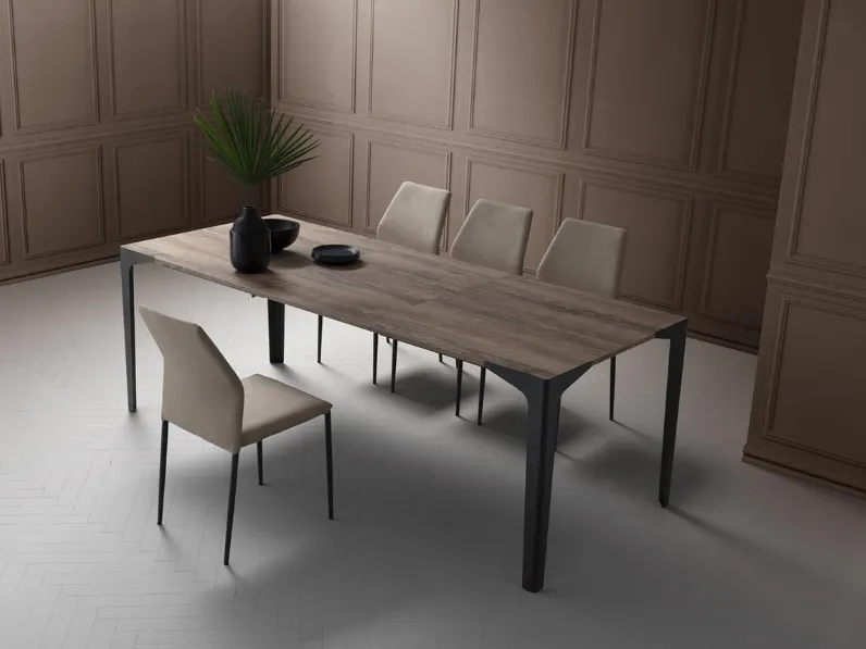 Tavolo allungabile Ettore con top in HPL e gambe in metallo di La Primavera