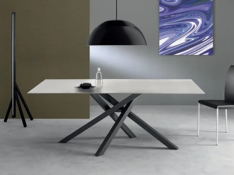 Tavolo Kreo con top in vetro extrachiaro acidato bianco opaco e gambe in metallo finitura grigio ardesia di Eurosedia