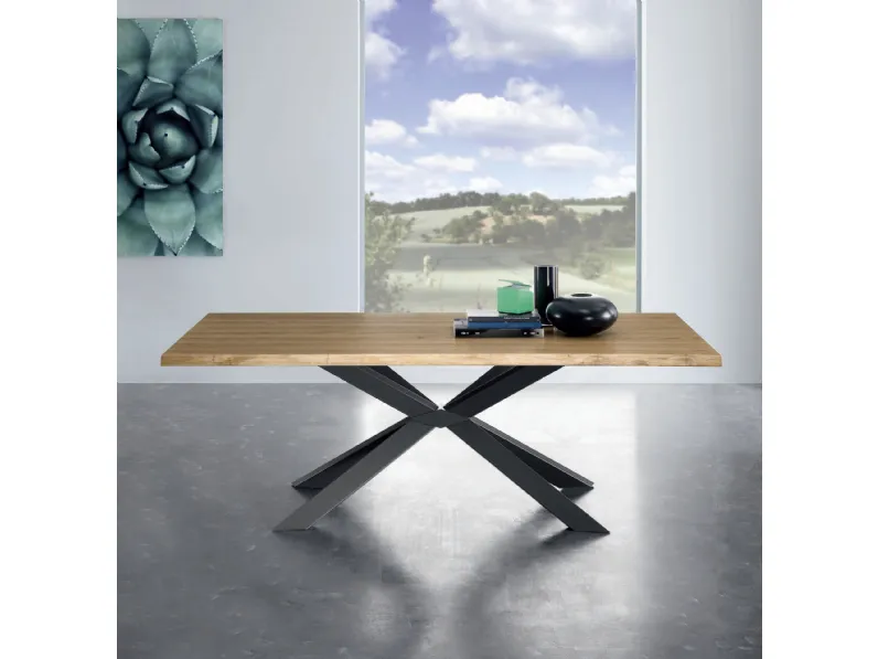 Tavolo Mikado con top in rovere naturale con bordo irregolare e base in metallo di Eurosedia