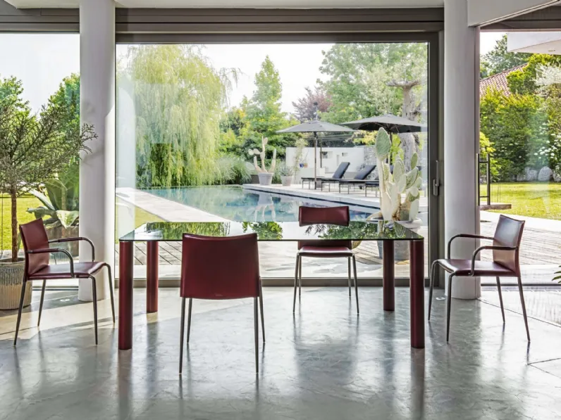 Tavolo in vetro con gambe in acciaio rivestite in cuoio Fagus di Enrico Pellizzoni