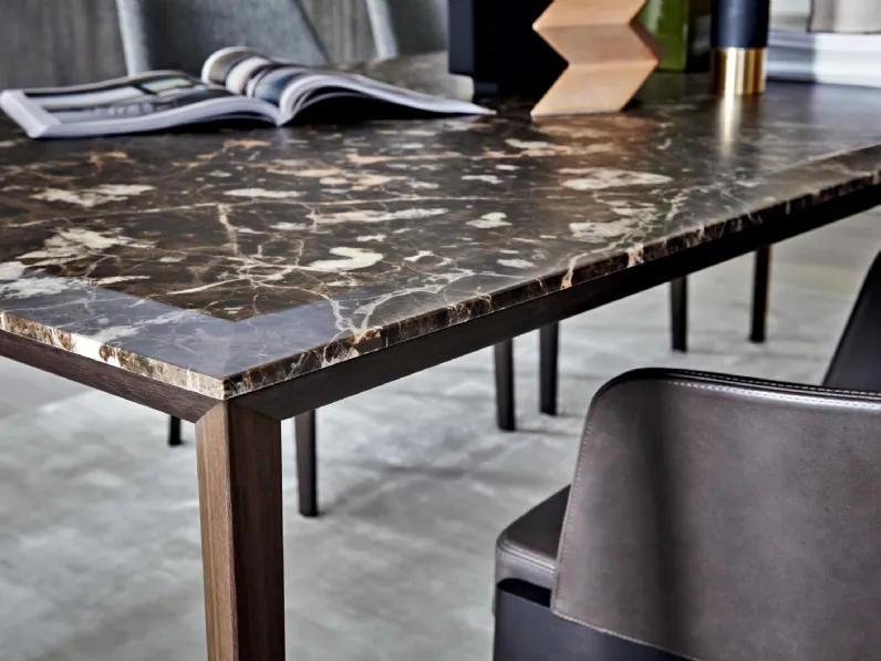 Tavolo allungabile Filigree con top in Marmo Emperador Dark e base in Essenza Eucalipto di Molteni & C