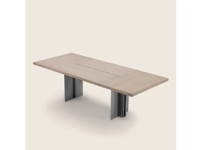 Tavolo Spello con piano in legno e base in metallo verniciato di FlexformTavolo Spello con piano in legno e base in metallo verniciato di Flexform