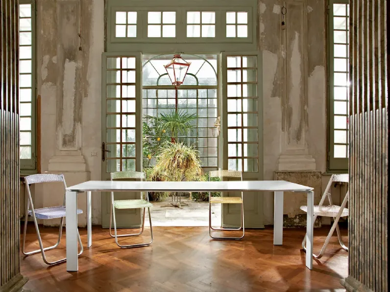 Tavolo Four Soft Touch con top in laminato e gambe in acciaio verniciato di Kartell