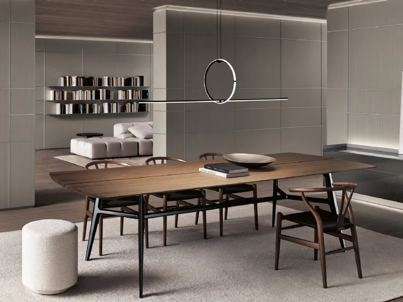 Tavolo Francis con top in noce e struttura in metallo verniciato nero lucido di Rimadesio