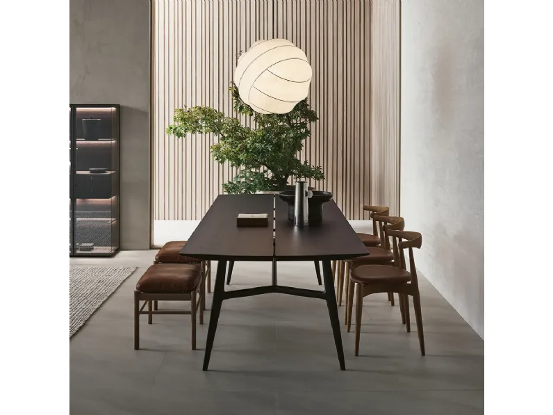 Tavolo Francis con top in legno tinto ebano di Rimadesio