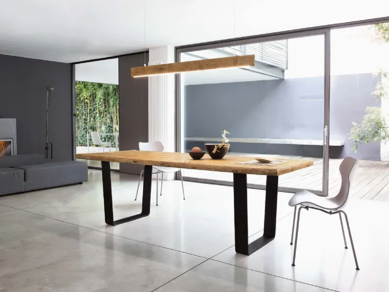 Tavolo Gate con top in legno secolare naturale e base in metallo di Nature Design