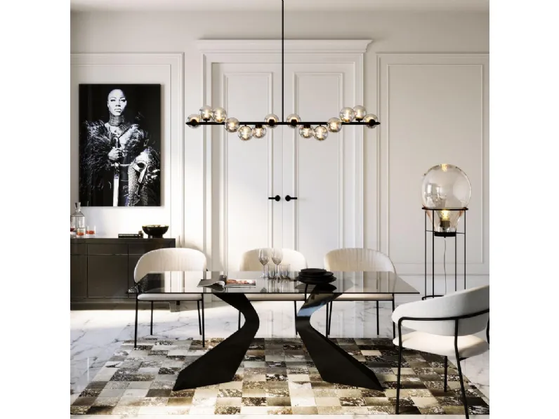 Tavolo Gloria con top in vetro e gambe in acciaio laccato nero di Kare Design