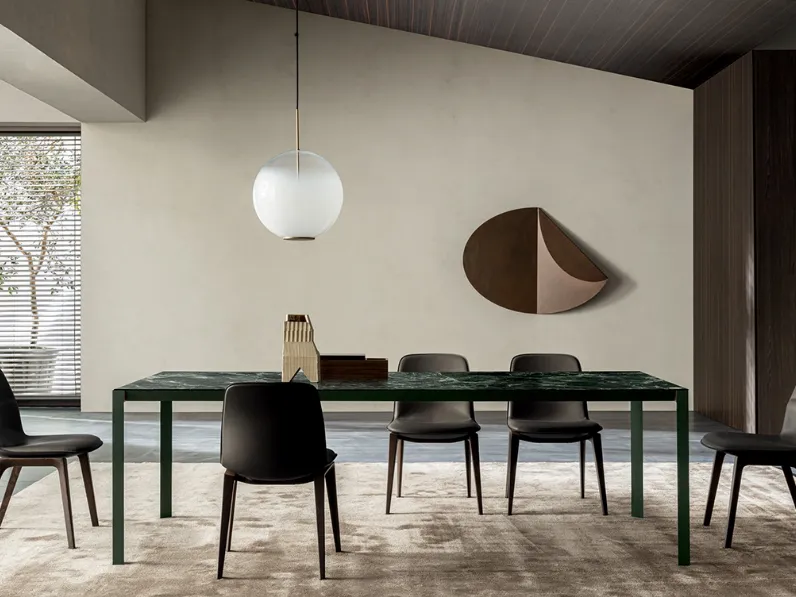 Tavolo Half A Square con top in Marmo Green Alpine e base in metallo Verde satinato di Molteni & C