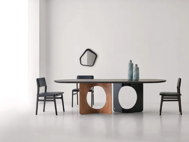 Tavolo Hole Ovale in Noce con gambe in metallo di Modesign