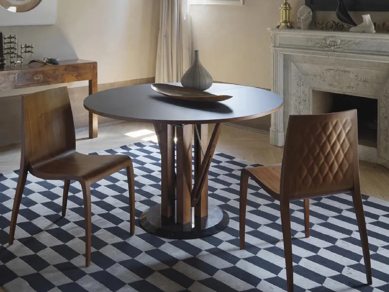 Tavolo Flower con top in Fenix e base in legno e marmo di Horm