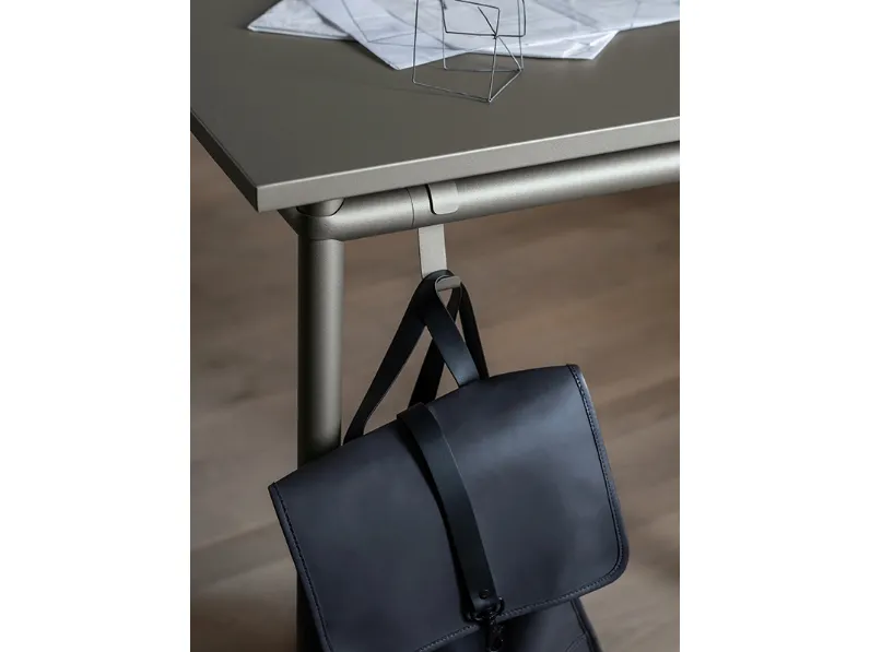 Tavolo Hug Titanium in metallo di Fantin