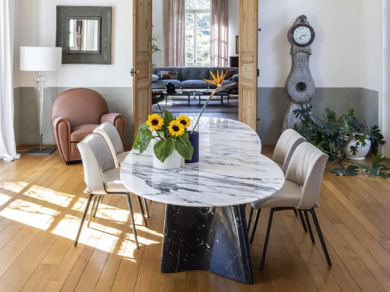 Tavolo a doppio ovale sfalsato Infinitamente con top in marmo bianco e base in marmo nero di Poltrona Frau