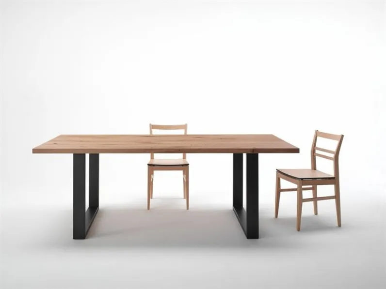 Tavolo in legno massello con due gambe a U in ferro 4325 di Conarte