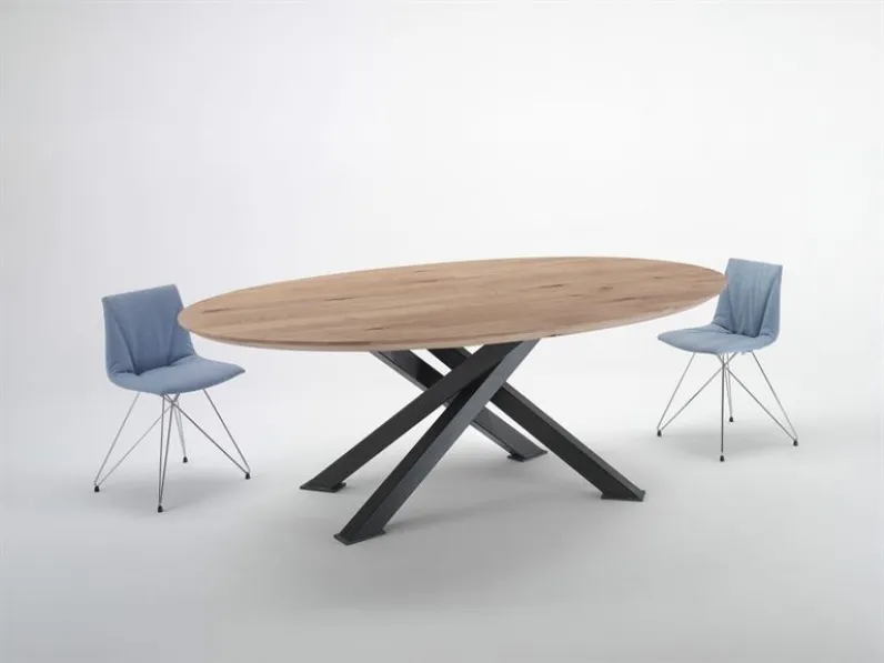 Tavolo ovale in Rovere massello con basamento composto da 4 gambe incrociate in ferro 4332 di Conarte